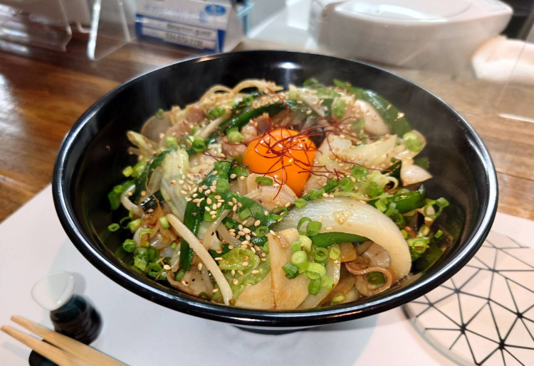 伝衛門名物!!野獣丼(国産牛もつと香味野菜のスタミナ丼)